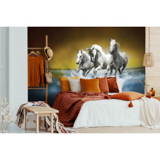 Eine Fototapete mit weißen Pferden, die durch das Wasser galoppieren, in einem Kinderzimmer.