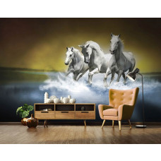 Eine Fototapete mit weißen Pferden, die durch das Wasser galoppieren, im Wohnzimmer.
