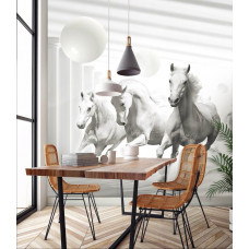 Eine Fototapete mit galoppierenden weißen Pferden in einem abstrakten Kunststil, in einem Wohnzimmer.