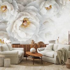 Ein stilvolles Wohnzimmer mit einer Fototapete mit üppigen weißen Pfingstrosen in voller Blüte, sanften Details und einer subtilen Farbpalette, die eine elegante und ruhige Atmosphäre schafft.