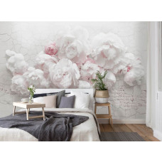 Fototapete mit weißen Pfingstrosen auf einer Backsteinwand in einem beruhigenden Schlafzimmer.