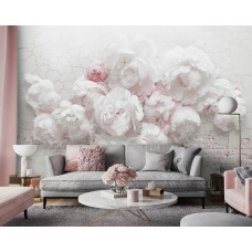 Fototapete mit weißen Pfingstrosen auf einer Backsteinwand in einem eleganten Wohnzimmer.