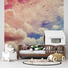 Eine Fototapete mit einem klaren blauen Himmel mit Wolken im Kinderzimmer.