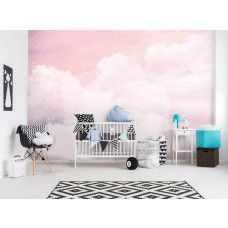 Eine Fototapete mit magischen Wolken und einem Sternenhimmel, perfekt für ein Babyzimmer.