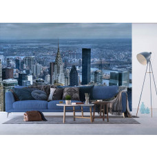 Ein Fototapet von Wolkenkratzern in der Skyline von New York in einem Wohnzimmer mit Vliesbehang.