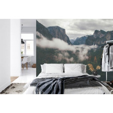 Eine Fototapete mit einem beeindruckenden Naturbild des Yosemite-Nationalparks in einem Schlafzimmer.