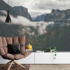 Eine Fototapete mit der Schönheit von Bergen und Wäldern, perfekt für ein Wohnzimmer.