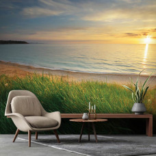 Eine Fototapete mit einem Meer bei Sonnenuntergang und einem Strand im Wohnzimmer.