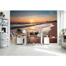 Eine Fototapete von Meer mit Sonnenuntergang und Strand in einem Büro.