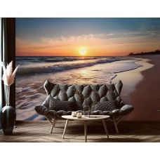 Eine Fototapete von Meer mit Sonnenuntergang und Strand auf Vliestapete im Wohnzimmer.