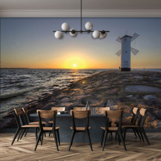 Eine Fototapete von einer Strandlandschaft mit einem Leuchtturm und einer Windmühle, perfekt für ein Wohnzimmer...