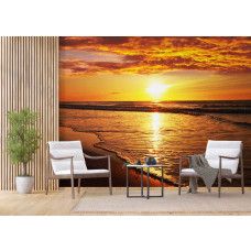 Ein Geschäftszimmer mit einer Fototapete eines Sonnenuntergangs über dem Meer.