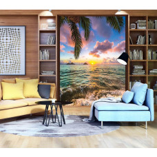 Fototapete Meerblick bei Sonnenuntergang mit einer Palme im Vordergrund, warme und entspannende Atmosphäre.