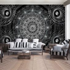 Eine Fototapete mit silbernem Mandala-Abstraktkunst auf Vliesbehang für das Wohnzimmer.