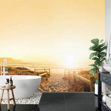 Eine Fototapete mit dem warmen Schein der Sonne an einem Strand mit Dünen und einem Weg, perfekt für ein Badezimmer.