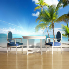 Eine Fototapete mit einem sonnigen Strand mit Meer, Sonne und Palmen, sichtbar in einer Küche.