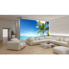 Eine Fototapete mit einem sonnigen Strand mit Meer, Sonne und Palmen, sichtbar in einem Wohnzimmer.