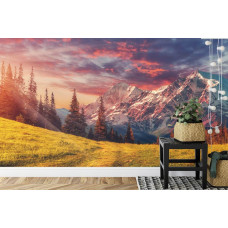 Eine Fototapete, die einen sonnigen Tag in den Alpen mit majestätischen Bergen in einem Schlafzimmer zeigt.