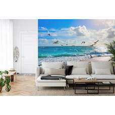 Eine Fototapete mit dynamischer Strandlandschaft mit Vögeln und ruhigen Wellen, ideal für ein Wohnzimmer.