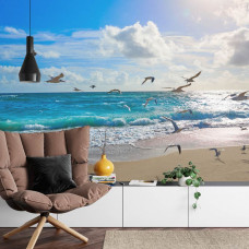 Eine Fototapete mit sonnigen Wellen, die an den Strand schlagen, mit Möwen, die über das Meer fliegen.