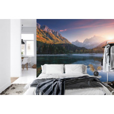 Eine Fototapete, die einen stimmungsvollen Bergsee während des Sonnenuntergangs in einem Schlafzimmer zeigt.