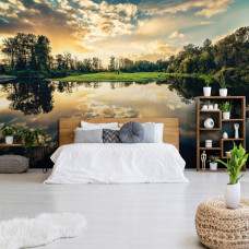 Fototapete Sonnenuntergang am See in einer Landschaft für das Wohnzimmer und das Schlafzimmer.