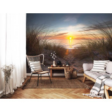 Eine Vliestapete mit einer ruhigen Strandkulisse bei Sonnenuntergang, geeignet für ein Wohnzimmer.