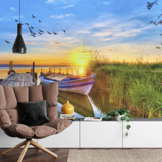 Eine Fototapete, die einen Sonnenuntergang über einem See mit einem Pier zeigt, abgebildet in einem Wohnzimmer.