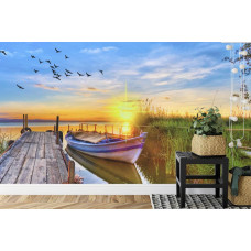 Eine Fototapete, die einen Sonnenuntergang über einem ruhigen See mit einem Pier zeigt, abgebildet in einem Schlafzimmer.