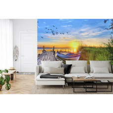 Eine Fototapete, die einen Sonnenuntergang über einem See und einem Pier zeigt, abgebildet in einem Wohnzimmer.