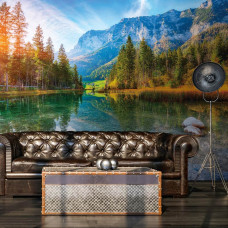 Fototapete von einem Sonnenuntergang am Hintersee, mit einem malerischen Bergsee, der die warmen Abendfarben widerspiegelt, umgeben von wunderschönen hohen Bergen, im Wohnzimmer.