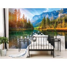 Ein Kinderzimmer mit einer Fototapete von einem Sonnenuntergang am Hintersee, mit einem malerischen Bergsee, der die warmen Abendfarben widerspiegelt, umgeben von wunderschönen hohen Bergen.