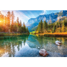 Fototapete von einem friedlichen Sonnenuntergang am Hintersee, mit einem malerischen Bergsee, der die warmen Abendfarben widerspiegelt, umgeben von hohen Bergen.