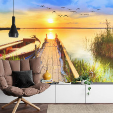 Eine einzigartige Fototapete von einem Sonnenuntergang über einem Pier an einem ruhigen See, geeignet für ein Wohnzimmer.