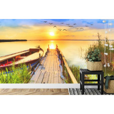 Eine atemberaubende Fototapete von einem Pier in einer natürlichen Landschaft während eines Sonnenuntergangs, ideal für eine Küche.