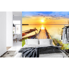 Eine inspirierende Fototapete von einem Sonnenuntergang über einem Pier an einem ruhigen Ufer, ideal für ein Schlafzimmer.