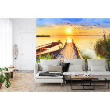Eine stimmungsvolle Fototapete von einem schönen Sonnenuntergang über einem ruhigen Pier, geeignet für ein Wohnzimmer.