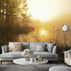 Eine Fototapete mit einem Sonnenuntergang über dem nebligen See in der Natur, die dem Wohnraum eine ruhige Ausstrahlung verleiht.