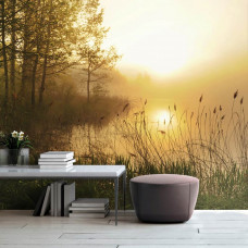 Eine Fototapete mit einem Sonnenuntergang über dem nebligen See in der Natur für den Büroraum.