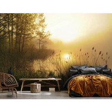 Eine Fototapete mit einem Sonnenuntergang über dem nebligen See in der Natur, die eine entspannende Atmosphäre im Wohnzimmer schafft.
