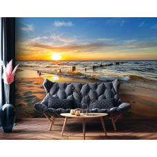 Ein Fototapete mit einem friedlichen Sonnenuntergang über einem ruhigen Meer, geeignet für ein Wohnzimmer.