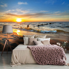 Ein Fototapete mit einer nahtlosen Darstellung eines Sonnenuntergangs über dem Meer, perfekt für ein Schlafzimmer.