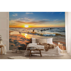 Ein Fototapete mit einem atemberaubenden Sonnenuntergang über einem Strand und Meer, perfekt für ein Schlafzimmer.