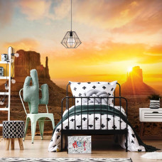 Fototapete eines Sonnenuntergangs über den Felsen in der Wüste von Arizona, mit warmen Farben am Himmel, für ein Kinderzimmer.