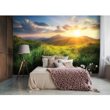 Eine Fototapete mit einem Sonnenuntergang über den Bergen, mit den warmen Orange- und Lilatönen des Himmels, die in einem ruhigen Schlafzimmer reflektiert werden.