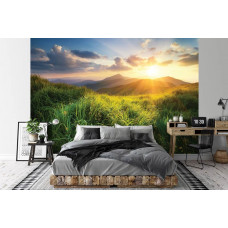 Eine Fototapete mit einem Sonnenuntergang über den Bergen, zu sehen in einem modernen Teenager-Schlafzimmer, mit lebhaften Farben, die den Raum erhellen.