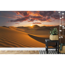 Eine Fototapete mit einem atemberaubenden Blick auf einen Sonnenuntergang über einer Wüste mit Bergen, perfekt für eine Küche.