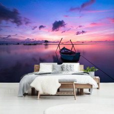 Eine Fototapete eines Sonnenuntergangs über einem See und Meer mit Natur und einem Boot und Kanu auf dem Display im Schlafzimmer.