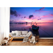 Eine Fototapete eines Sonnenuntergangs über einem See und Meer mit Natur und einem Boot und Kanu auf dem Display im Wohnzimmer.