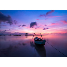 Fototapete eines Sonnenuntergangs über einem See und Meer mit Landschaft, Boot und Kanu.